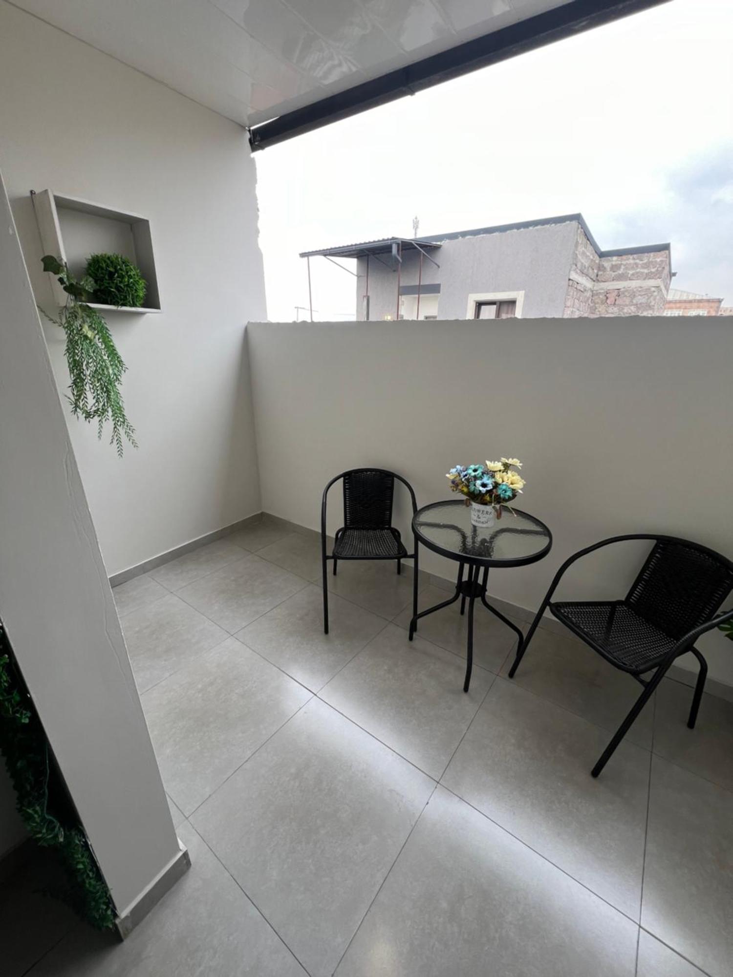 Cosy Apartment With Good Location Self Check In 예레반 외부 사진